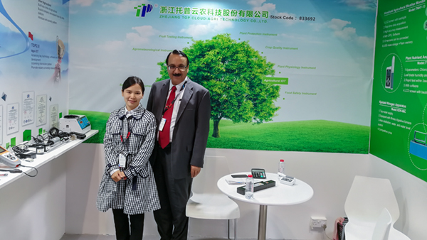 托普云農工作人員向來訪企業(yè)代表介紹農業(yè)智能設備并合影2