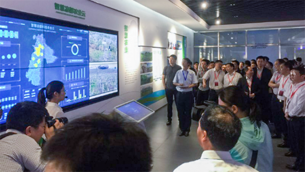與會領導參觀托普云農智慧涼都科技農業云平臺 與會領導參觀托普云農智慧涼都科技農業云平臺