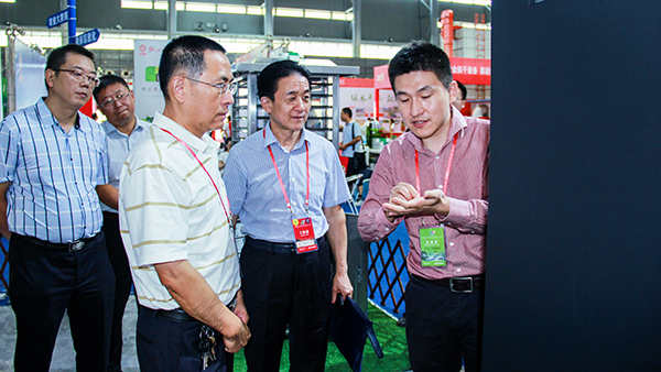 安徽省植保總站副站長(zhǎng)曹明坤、副站長(zhǎng)李鋼一行聽取病蟲害監(jiān)測(cè)預(yù)警平臺(tái)詳細(xì)介紹